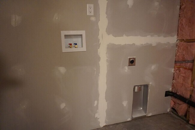 Building Photo - Beautiful Pleasant Grove 6 Bedroom With Mo...