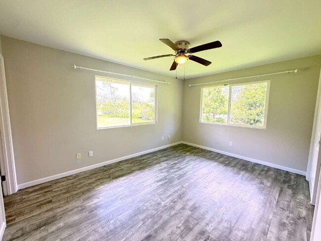 Building Photo - "Charming 3-Bedroom Retreat with 2 Full Baths in Keaau's Tranquil Paradise!"