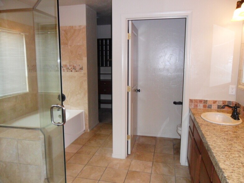 Main Bed Bathroom - 809 E Seneca St