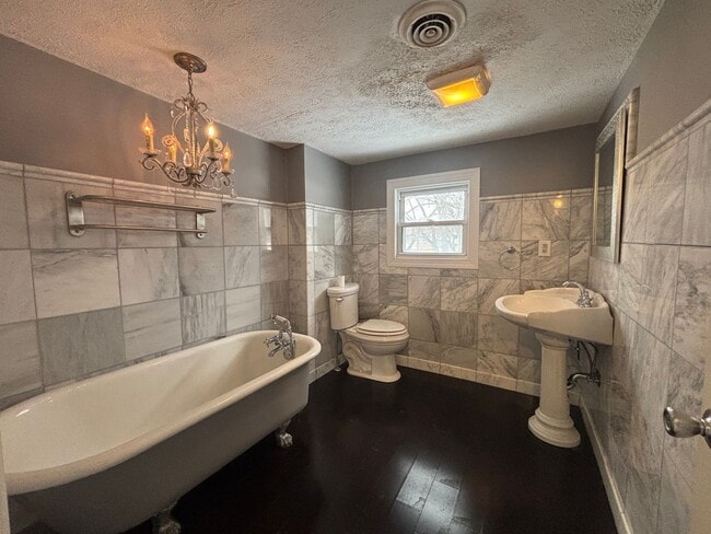 Building Photo - Charming 3 Bed Bungalow