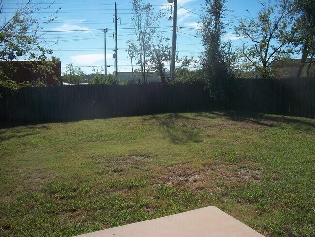 Building Photo - 3 Bed 2 Bath 2 Car Garage in College Park ...