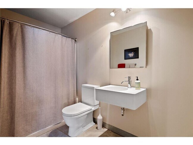 Building Photo - 700 N Washington Ave