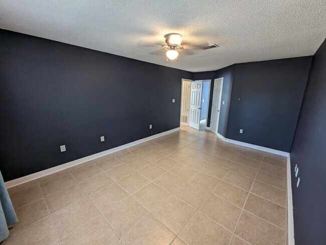 Building Photo - 437 Bridgewater Ct