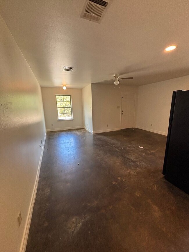 Building Photo - 1719 Lakeshore Dr