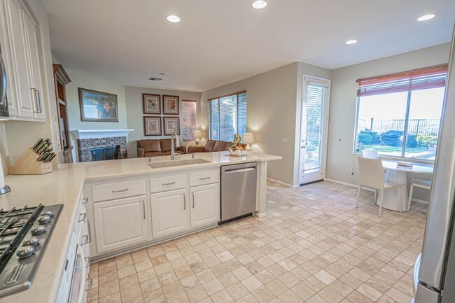 Building Photo - Stunning 4-Bedroom Home with Downstairs Bed/Bath, Views, and Remodeled Kitchen!