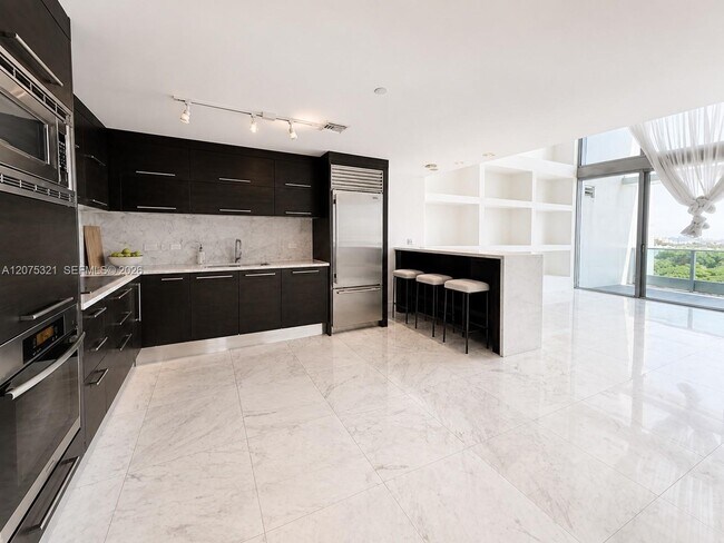 Building Photo - 900 Biscayne Blvd