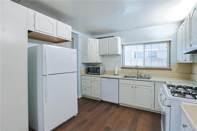 Building Photo - 695 N Milford Rd