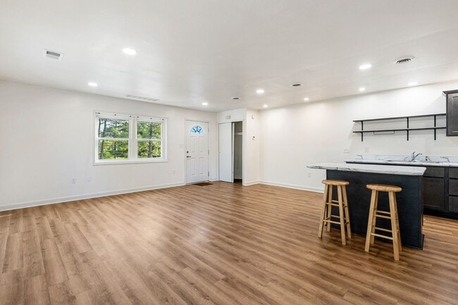 Building Photo - Charming and Private 1 Bedroom- Thursday 7...