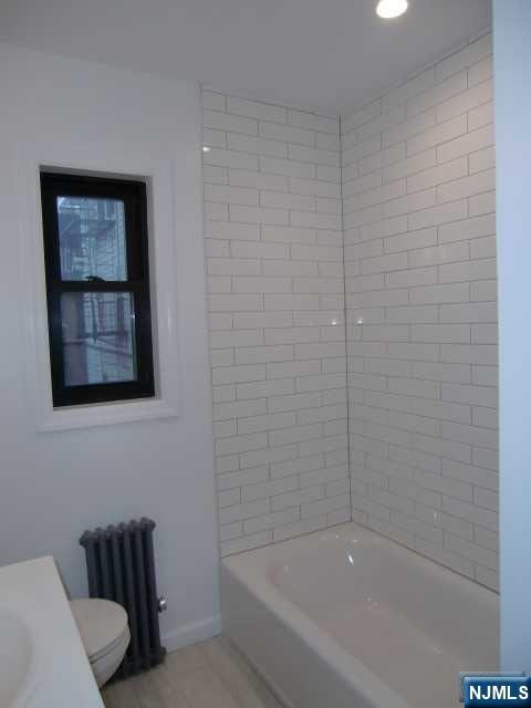 Building Photo - 482 Broad Ave