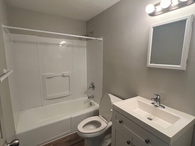 Building Photo - 72 Oak St