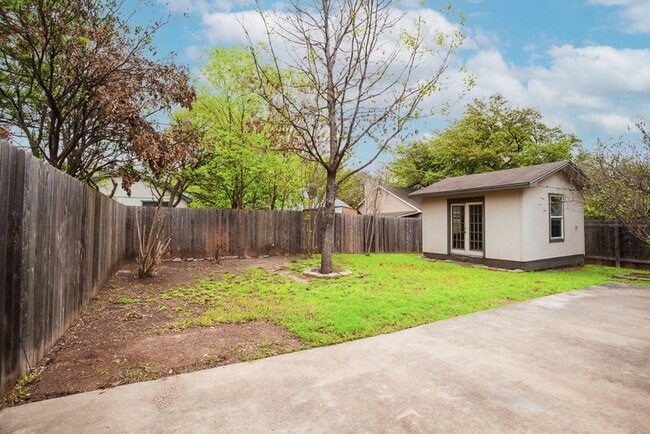 Building Photo - Spacious 3-Bedroom Single Family Home in S...