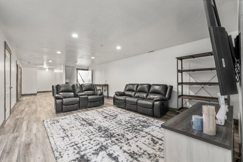 Building Photo - 820 210 W