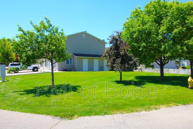 Building Photo - 1031 E Iowa Ave