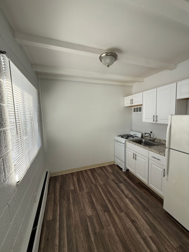 Building Photo - Renovated Studio Close to Downtown! - *$250.00 OFF MOVE IN SPECIAL*