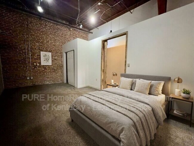 Building Photo - 222 Bolivar St