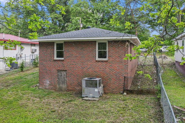 Building Photo - 402 Carver Ave