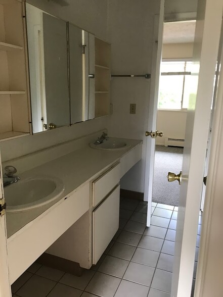 Building Photo - 1065 University Ave