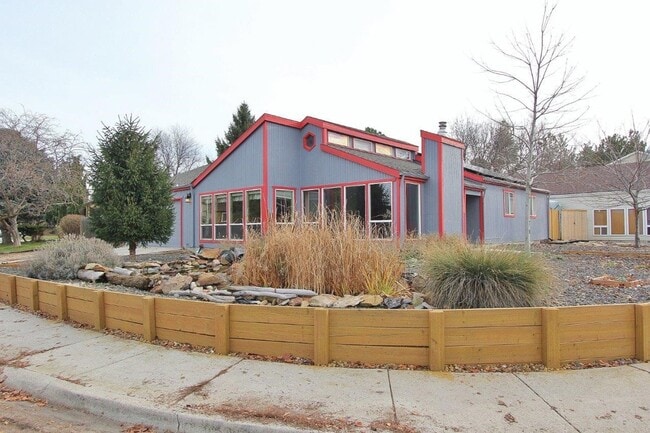 Building Photo - Fantastic Private Oasis in South East Boise!! 6 Month Lease!!