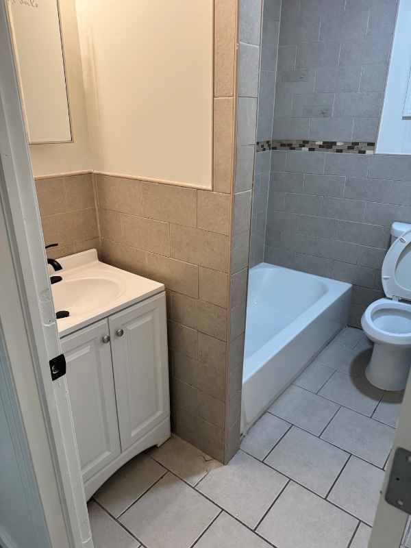 Building Photo - 587 Grove St