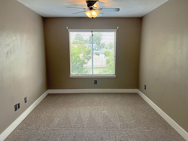Building Photo - 6819 Kingwood Glen Dr