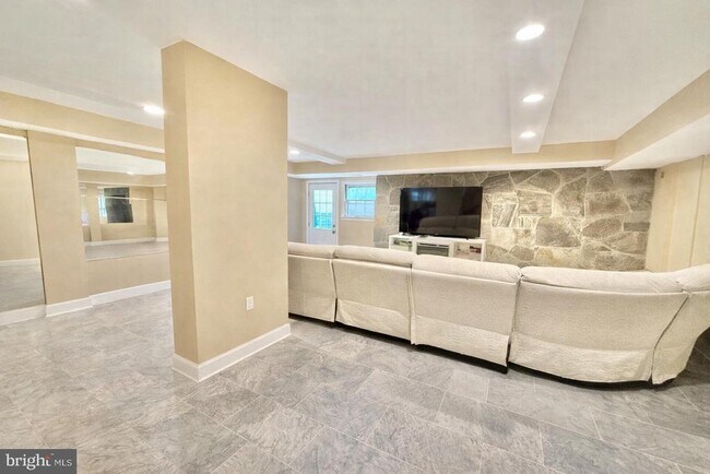 Building Photo - 5439 Richenbacher Ave