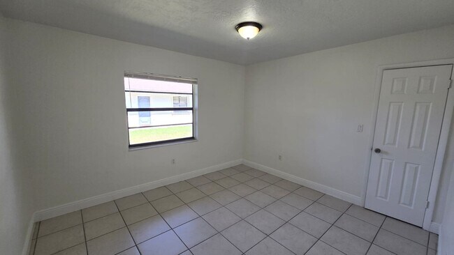 Building Photo - 6134 SW 40th Ct