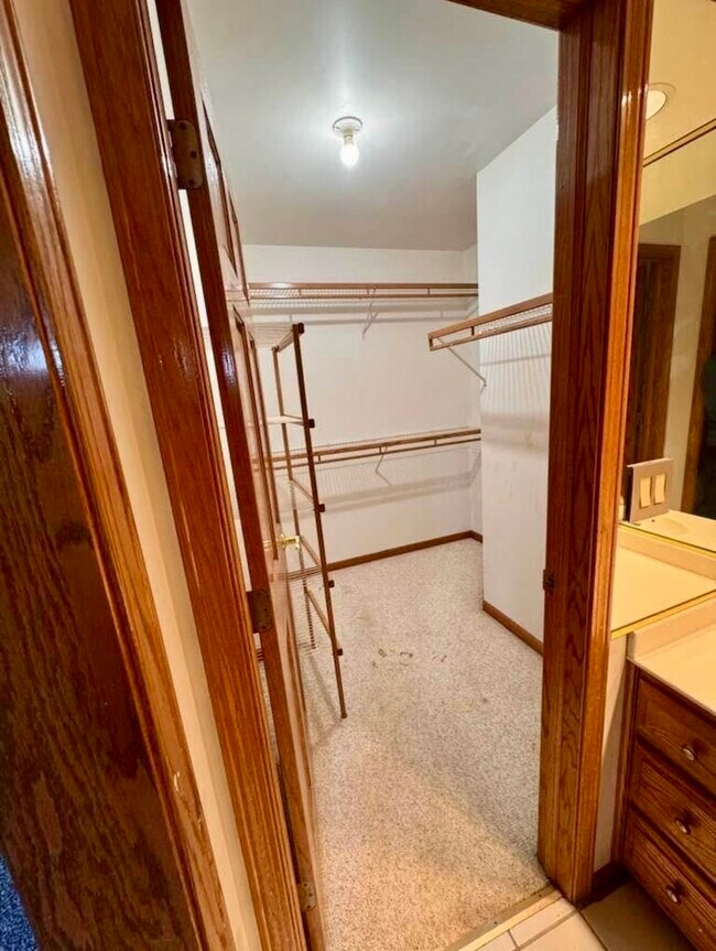 Building Photo - 8S210 Stonehedge Dr