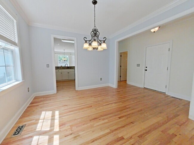 Building Photo - 933 Mitchell Ln