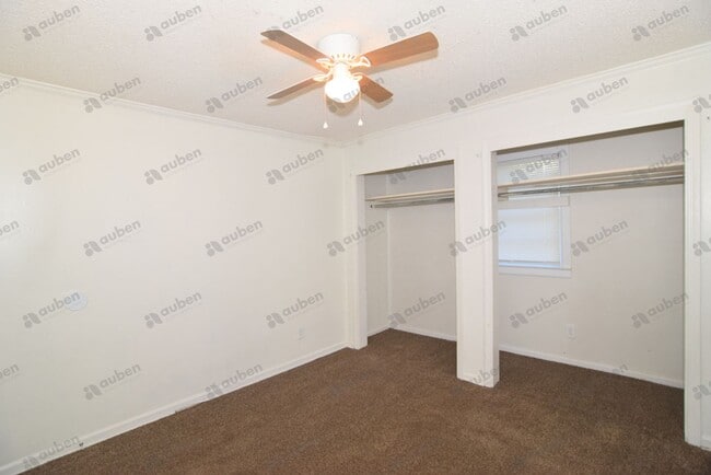 Building Photo - 2 Bedroom Duplex For Lease