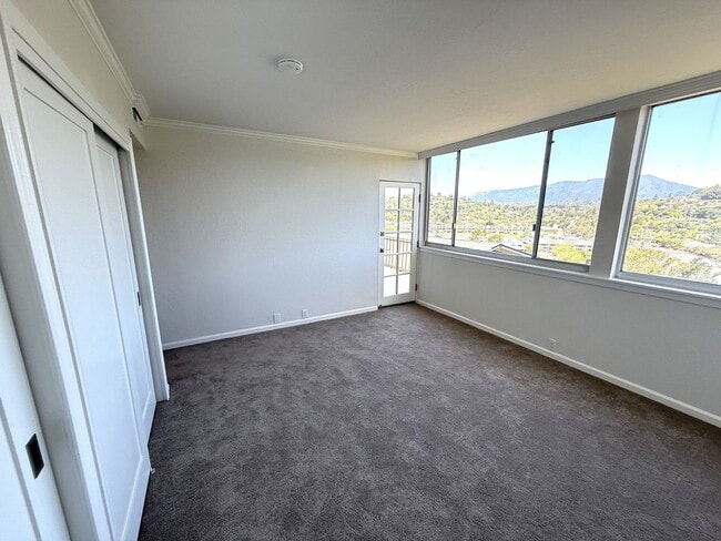 Building Photo - STUNNING, MODERN UPDATES. 2BD/1BA TIBURON ...
