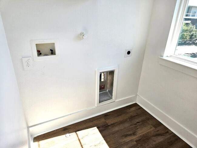Building Photo - 13325 Bee St