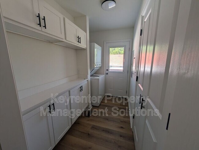 Building Photo - 55 Breezewood Dr