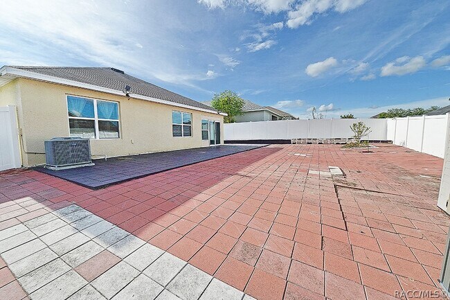 Building Photo - 320 W Runyon Loop