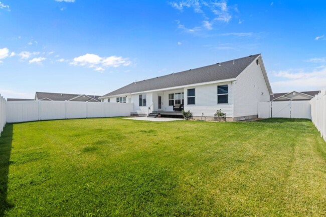 Building Photo - Partially furnished Twin home in Rigby