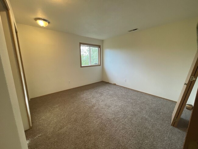 Building Photo - 3 Bd/2 Ba House with Fresh Paint and Updat...