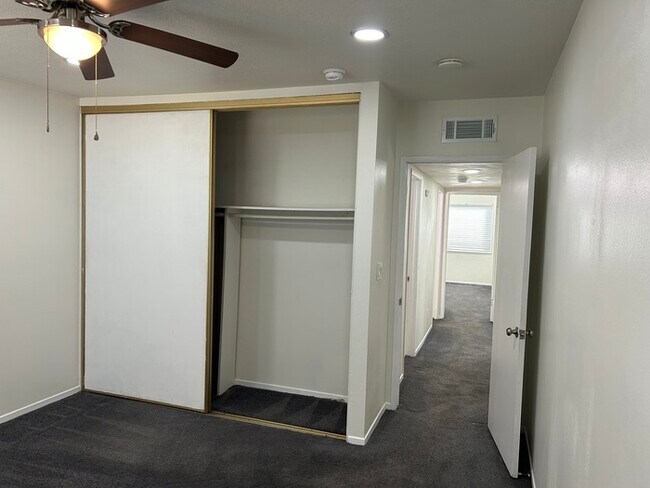 Building Photo - VERY NICE 2BD & 2.5BA CONDO IN PARAMOUNT