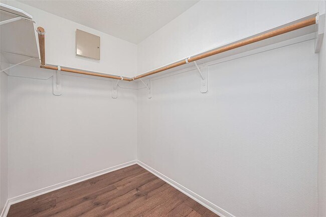 Building Photo - 12230 Hawthorne Hill Cir