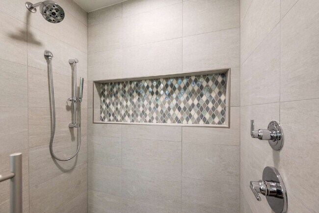 Building Photo - Charming Modern Home with Chef’s Kitchen & Spacious Outdoor Living