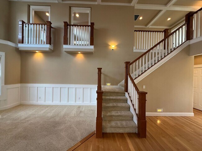 Building Photo - Stunning large 3 bedroom plus bonus rooms ...