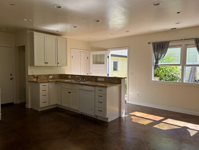 Building Photo - 108 Myrtle St