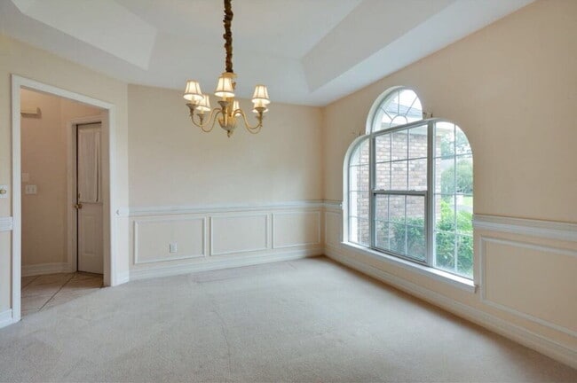 Building Photo - 4Br/2.5Ba Huge home with a sunroom