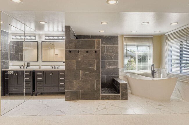 Building Photo - Evolve Real Estate: Charming 3 Beds/2 Bath...