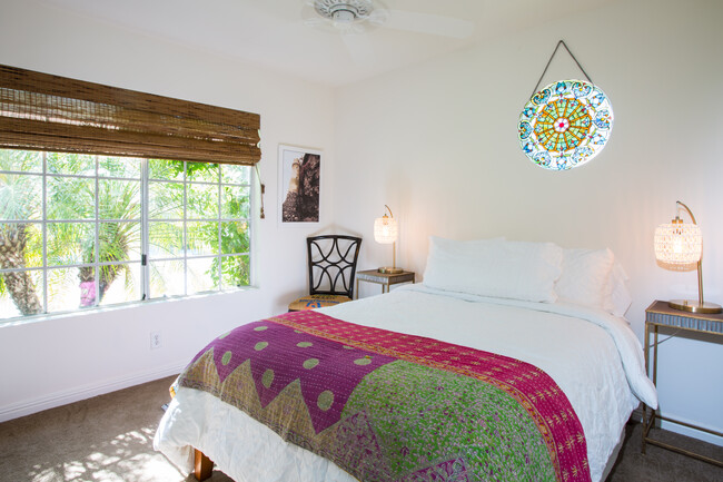 Bright bedroom with crisp white sheets - 21 Woodswallow Ln