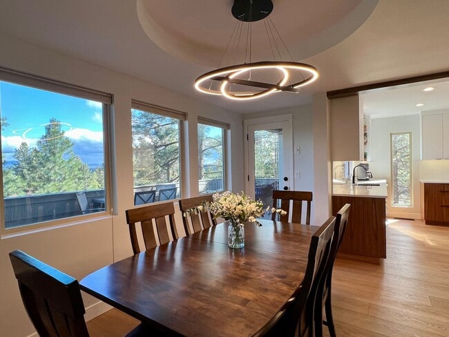 Building Photo - A Rare Offering in Bend’s Most Desirable A...