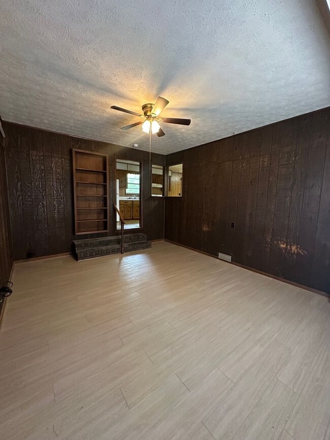 Building Photo - 305 Wilson Dr SW