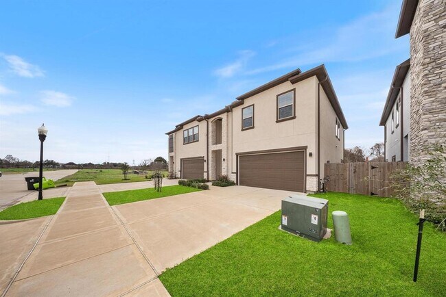Building Photo - 1942 Olivos St