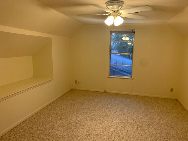 Building Photo - Lovely 4/2 in Brentwood Neighborhood