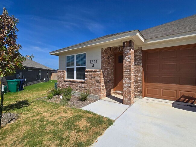 Building Photo - 1241 LEXINGTON Dr