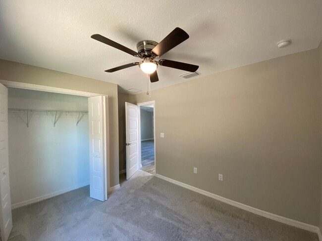 Building Photo - Custom Home - Desirable SE Ocala Neighborhood 3/2/2 **Won't Last**