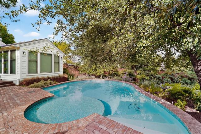 Building Photo - 2323 Barberry Dr